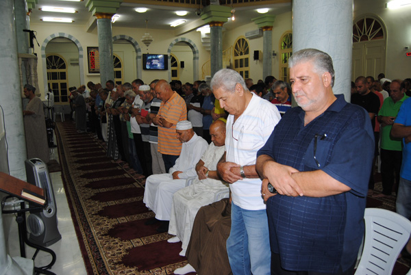  بالصور: مساجد يافا "الجبلية، المحمودية، النزهة" تتزيّن بوفود العباء إحياء لليلة القدر 